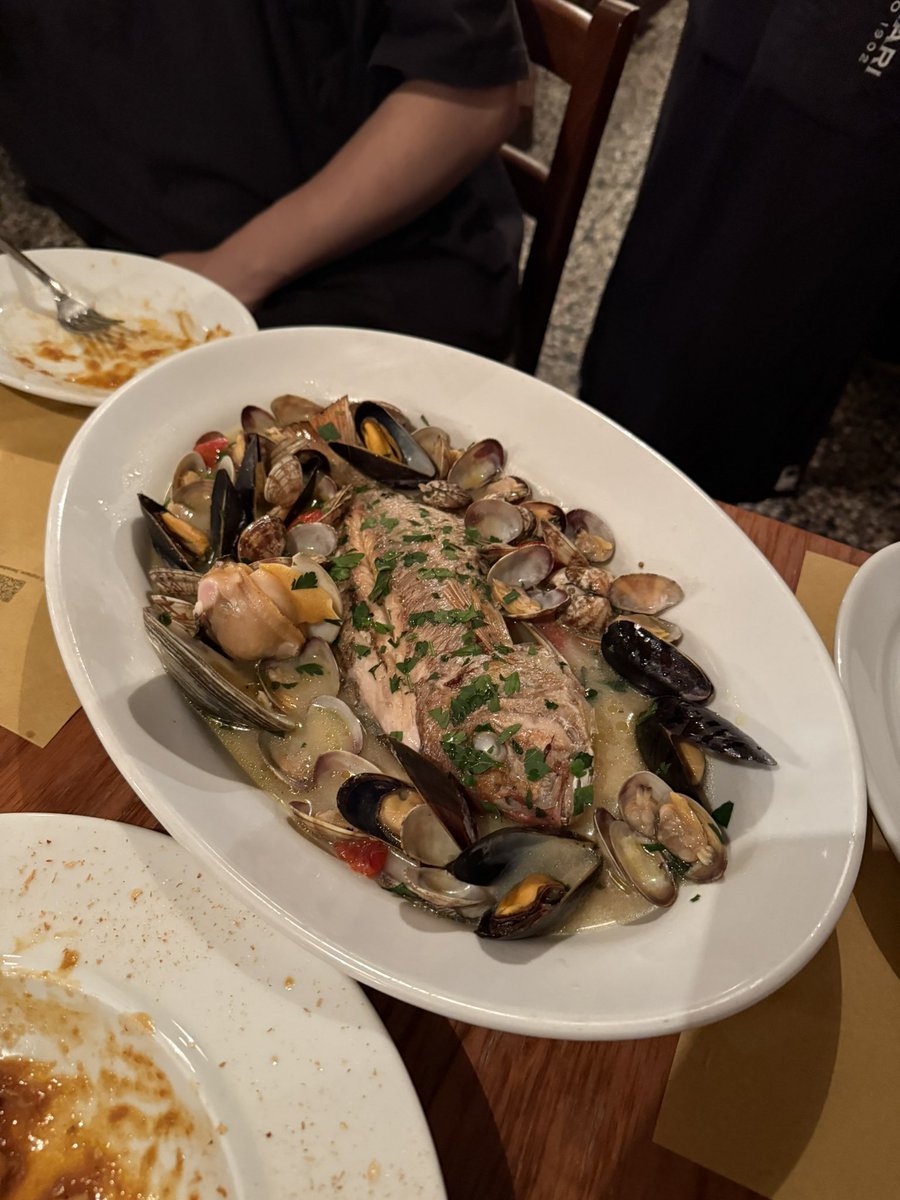 tomopiii____'s tweet photo. 圧倒的ベネツィア感を体験できるイタリアンが、東京にあったとは。店員さんは現地の人で、料理のコスパもやばい。あ、ワインも390円から飲める........。
銀座 / Osteria Barababao 銀座 https://t.co/qSBydfV98k