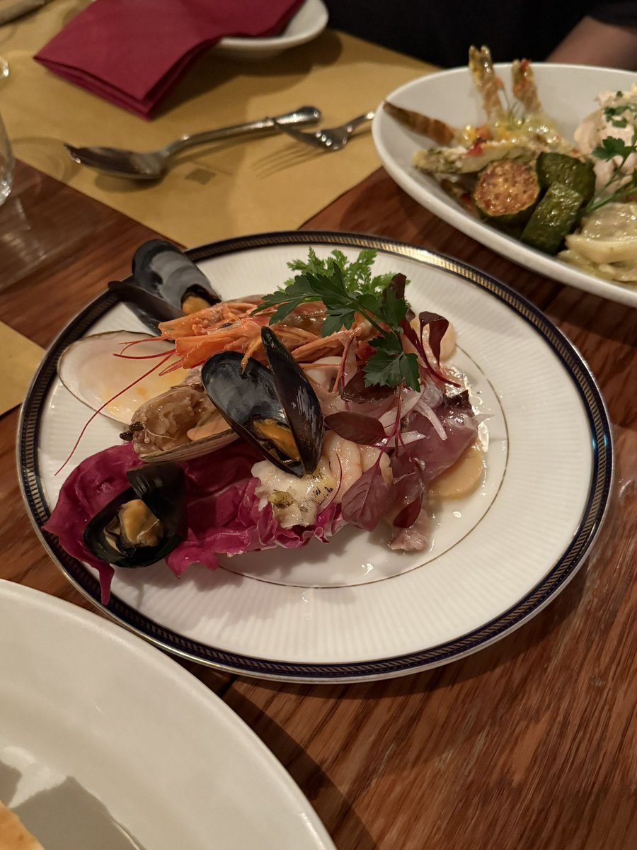 tomopiii____'s tweet photo. 圧倒的ベネツィア感を体験できるイタリアンが、東京にあったとは。店員さんは現地の人で、料理のコスパもやばい。あ、ワインも390円から飲める........。
銀座 / Osteria Barababao 銀座 https://t.co/qSBydfV98k