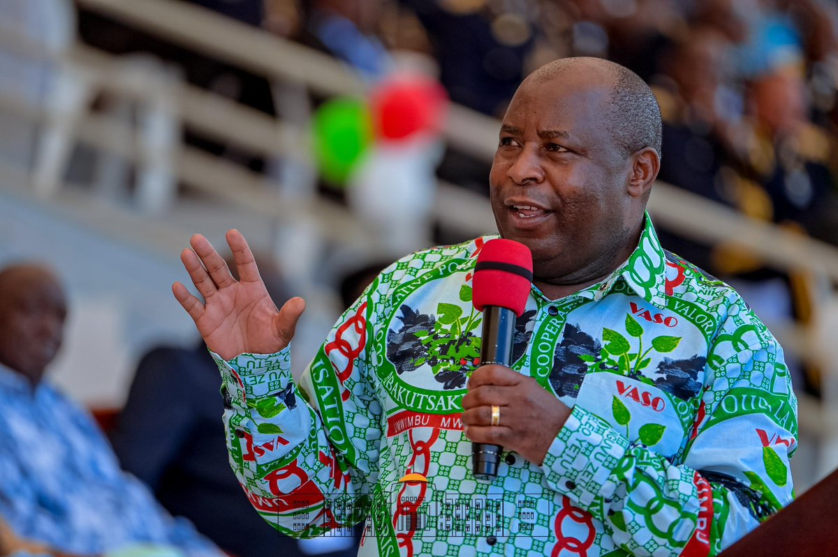 itahure's tweet photo. Kubaho neza biri mubiganza vyacu.Iyo usohoye amaboko ubukene buba buheze kuri Wewe, kuko #Ubukene n' indwara ikira igahera.#Ibanga ryokubwirukana n' 𝘂𝗴𝘂𝗸𝗼𝗿𝗮 𝘂𝗸𝗮𝗺𝗶𝘀𝗵𝗮 𝗶𝘁𝘂𝗻𝗴𝗮 𝗸𝗮𝗺𝗮 𝗜𝗺𝗮𝗻𝗮 𝘆𝗮𝗱𝘂𝗵𝗮𝘆𝗲.
@nevateam7 @NtareHouse https://t.co/Vobzu86uLv