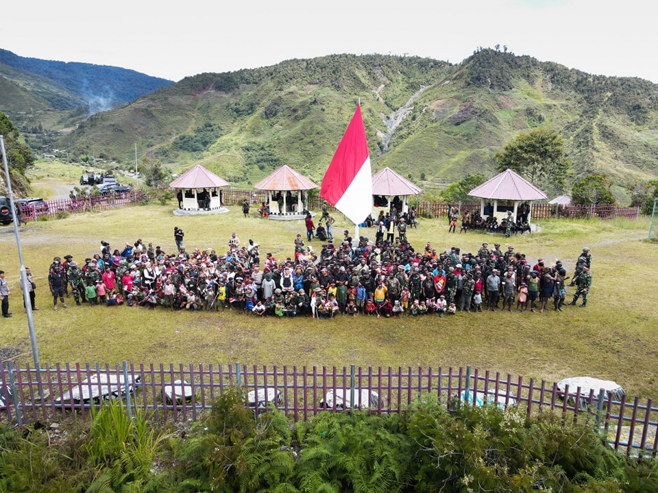 Satgas Pamtas Kewilayahan Yonif 715/Motuliato mengajak jajaran Aparat Keamanan (Apkam) yang ada di Puncak Jaya, bersama dengan seluruh elemen masyarakat di Puncak Jaya, Papua Tengah, mengibarkan bendera Merah Putih raksasa di bukit zaitun pada Kamis (01/05/2025).

Ajakan itu