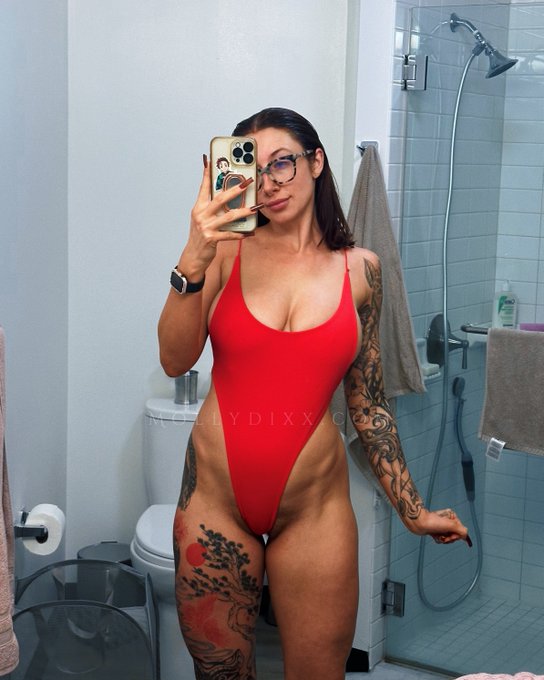 Watch Molly Dixx 🪩 (top 1%)'s leaked NSFW photo on TwXstars