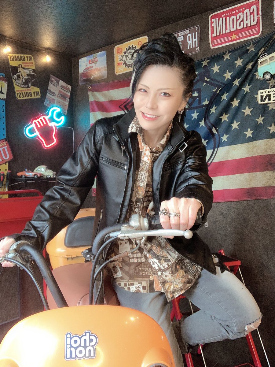 kyan322's tweet photo. 昨日行ったスタジオの一角があまりにも工作部鍛冶川鉄心ブースすぎたので見てほしい。
オイルの香りがプンプン漂ってくるぜ…🏍️🪛🔨✂️🔥 https://t.co/p8F4ax1aoZ