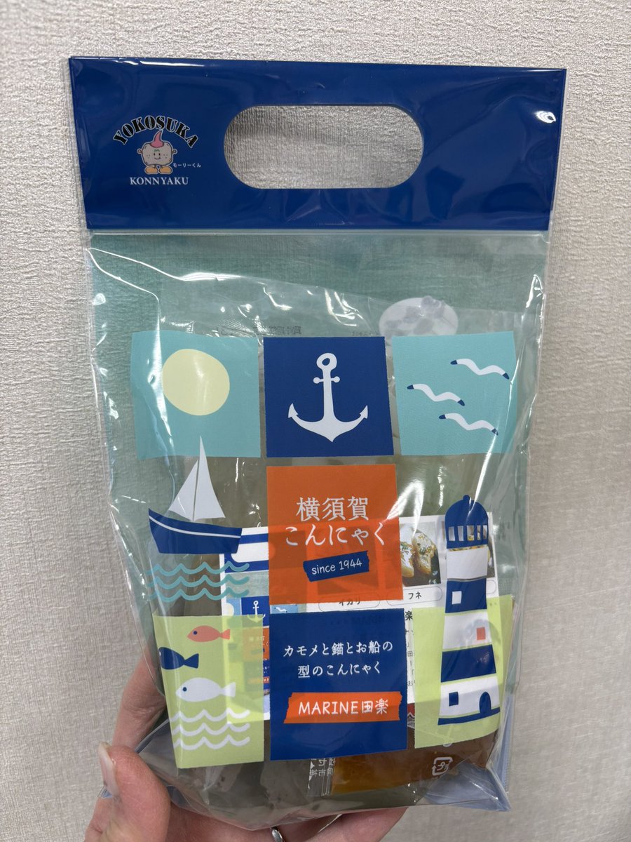 yokosukakanko's tweet photo. こんにちは！
今日の横須賀は晴れ☀️

人気のカモメ•フネ•イカリの形のこんにゃく田楽、MARINE田楽と、こんにゃくスイーツの白玉月が新パッケージになりました！
観音埼灯台や船が描かれていてとても素敵⚓️🚢
お土産におすすめです😊✨

#横須賀
#横須賀みやげ https://t.co/tq813wbGSm