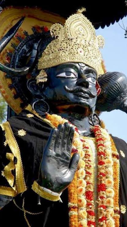 श्मशान में जब महर्षि दधीचि के मांसपिंड का दाह संस्कार हो रहा था तो उनकी पत्नी अपने पति का वियोग सहन नहीं कर पायीं और पास में ही स्थित विशाल पीपल वृक्ष के कोटर में 3 वर्ष के बालक को रख स्वयम् चिता में बैठकर सती हो गयीं।

इस प्रकार महर्षि दधीचि और उनकी पत्नी का बलिदान हो गया किन्तु