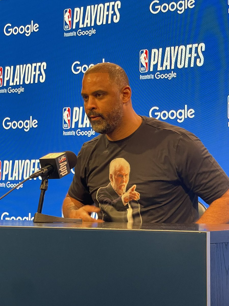 JeffGSpursZone's tweet photo. Ime Udoka wearing a "thanks pop" tee... #nba #porvida #sanantonio https://t.co/zm4eHmrBrl