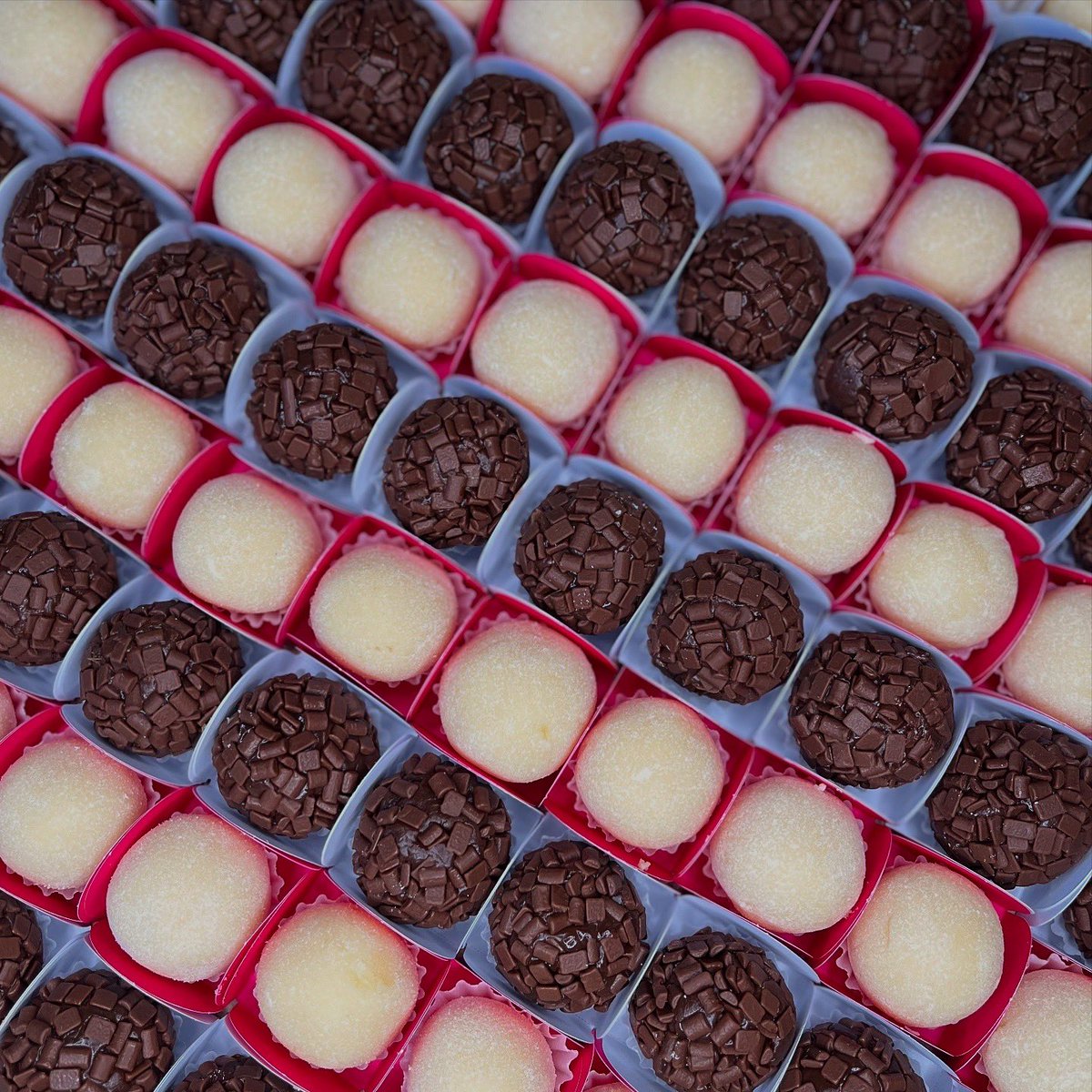 blendcacau's tweet image. Quem resiste a um brigadeiro bem cremoso? 😋 Perfeito pra adoçar o dia ou qualquer festa! 🎉🍫
Encomendas 🍰 (65) 99258 8824 📲 

#docinhos #brigadeiro #brigadeirogourmet #instagood #sextou #encomendas #cuiaba #obrigadosenhor