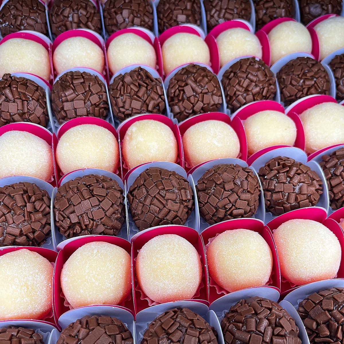 blendcacau's tweet image. Quem resiste a um brigadeiro bem cremoso? 😋 Perfeito pra adoçar o dia ou qualquer festa! 🎉🍫
Encomendas 🍰 (65) 99258 8824 📲 

#docinhos #brigadeiro #brigadeirogourmet #instagood #sextou #encomendas #cuiaba #obrigadosenhor