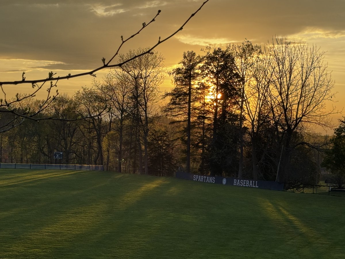 lawrenceacademy's tweet photo. Sunset over the baseball field, courtesy of Mr. Cabot. Have a great weekend, Spartans! #GrotonMA #GoLASpartans https://t.co/IO5wBUgXoS
