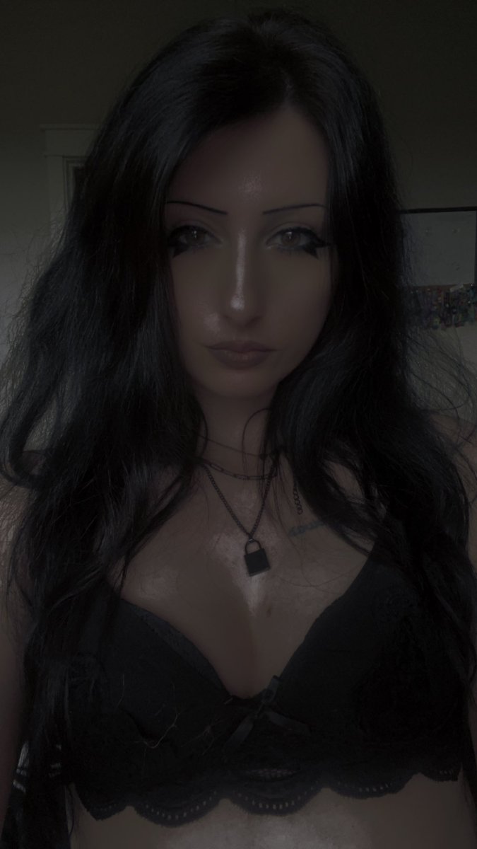 vampslvt_'s tweet photo. ur fav goth babe 🖤 https://t.co/Vab72uuIpx