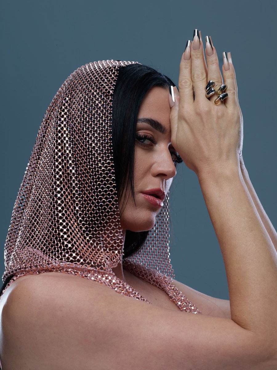 Marie Claire published an article in defense of Katy Perry, discussing the recent attacks the singer has been receiving, pointing out that she has become the target of disproportionate criticism.

“There’s a particular ire reserved for women like her: ambitious, unapologetic,