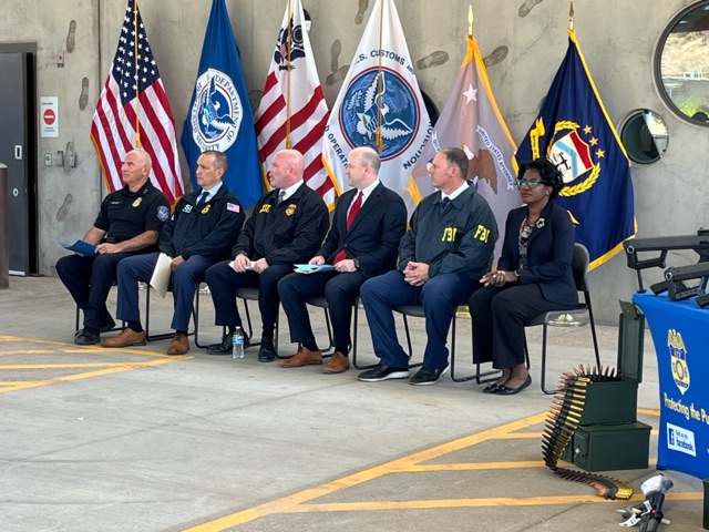 HSIArizona's tweet photo. Arms traffickers &amp; cartels work together to expand their deadly trade — but we’ll end it through our OWN partnerships.
📷ICE HSI Deputy Special Agent in Charge Ray Rede joined our federal partners at a press conference in Nogales, Ariz., to announce our seized firearm totals. https://t.co/Z6b8QJyEjv
