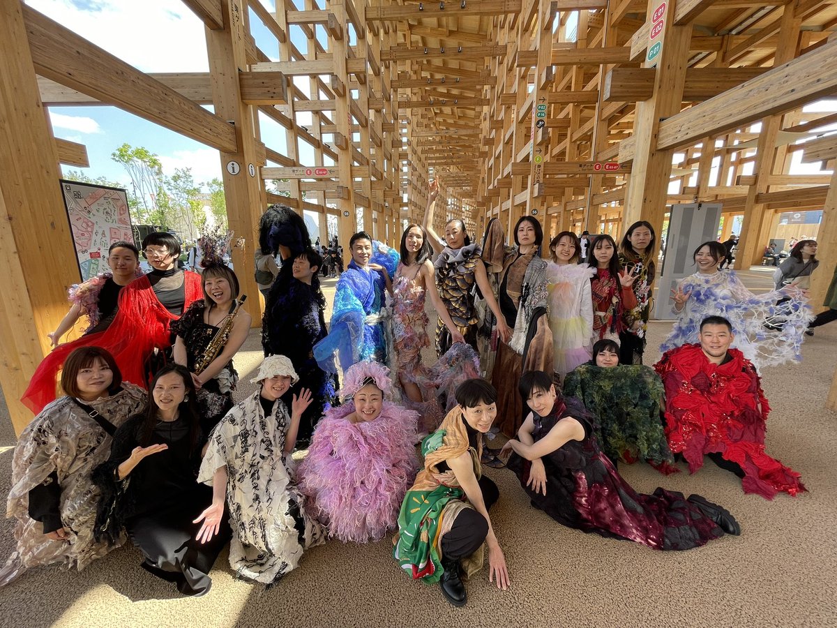 公開リハと本番の２回上演の間に,会場内をコスチュームのままでお散歩したら沢山の方が声をかけてくれて一緒に記念撮影.色んな国の方々が笑顔で話しかけて下さり小さな国際交流.自分たちなりの国際博覧会🌈
#LINESOFCONNECTION
#成安造形大学 #コスチューム
#SEIANCOLLECTION
#SEIANCOSTUME
#EXPO2025