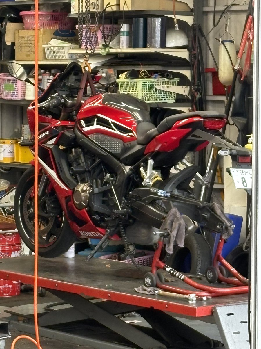 ta71_a's tweet photo. ちょっとプチいぢりとタイヤ交換。
このプチいぢりは思いつきで汎用タンクパットをから切り出してみたけどかなり良い🙆専用品無いかな。

タイヤ交換で言われたのがアクスルシャフトがかなり錆びているとの事。ドリームにもお願いしてたのに結局自分でするしか無いのか‥ https://t.co/aMsYgXge3V