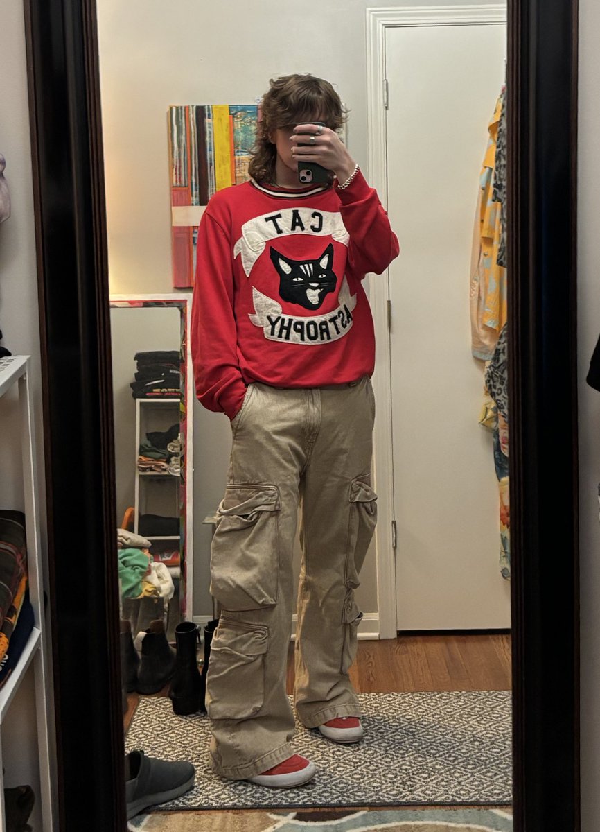 KryozGaming's tweet photo. My sweater spawned in a real cat https://t.co/bGwqon7PyY