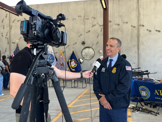 HSIArizona's tweet photo. Arms traffickers &amp; cartels work together to expand their deadly trade — but we’ll end it through our OWN partnerships.
📷ICE HSI Deputy Special Agent in Charge Ray Rede joined our federal partners at a press conference in Nogales, Ariz., to announce our seized firearm totals. https://t.co/Z6b8QJyEjv