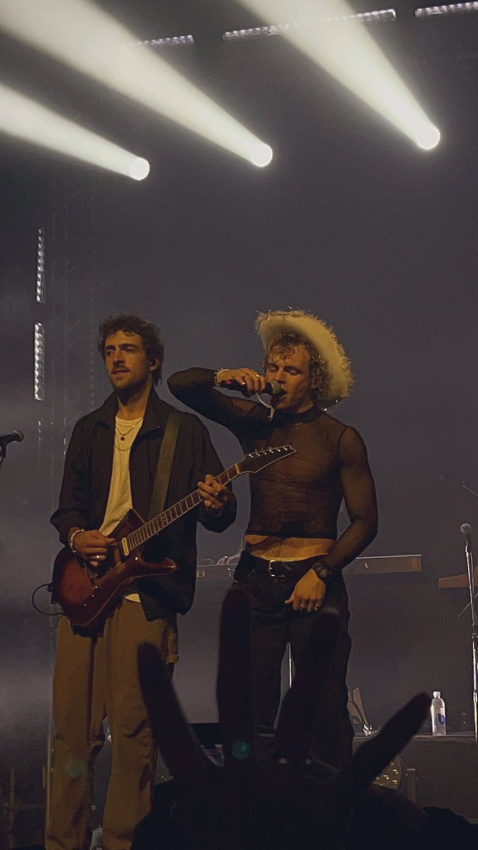 twooofus28's tweet photo. solo quiero llorar porque a esta misma hora yo estaba viviendo otra experiencia con los chicos que más amo compartir cada show :( solo espero que no me hagan esperar tanto la vuelta https://t.co/7N2mt9Wi6k