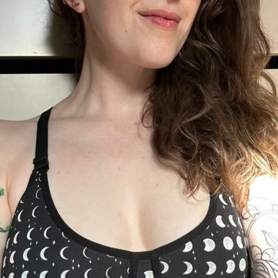 Communitygooner's tweet photo. The most perfect tattooed Princess with flawless look and a caring but dangerous voice is live rn on LF if you know what is good for you, you will join no you MUST join . ill make it easy for you -https://t.co/y2wsOnlthB https://t.co/TvZz7EtWwk