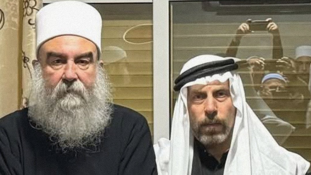 تذكروا هالوجوه البشعة وهالتواريخ جيدا مشان ما ينضحك مستقبلا على ولادنا و أحفادنا بتزوير التاريخ و تزوير كتب المدارس مثل ما انضحك علينا وتزورت كتب مدارسنا اللي قريناها ونحن أطفال . 

حفيد العميل سلطان الأطرش 

المجرم الخائن حكمت الهجري 

وقسم مما يدعى سكان جبل العرب 

عملوا كل شيء