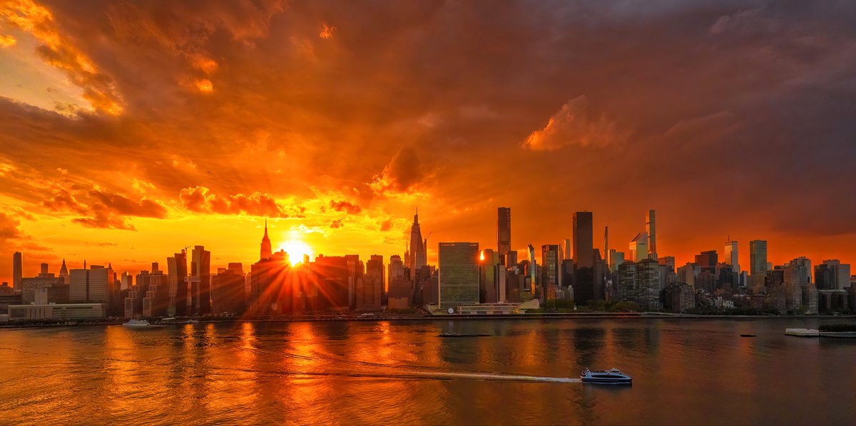 Splashes of fiery red and gold in the #sunset skies above #NYC tonight. #NewYork #NewYorkCity