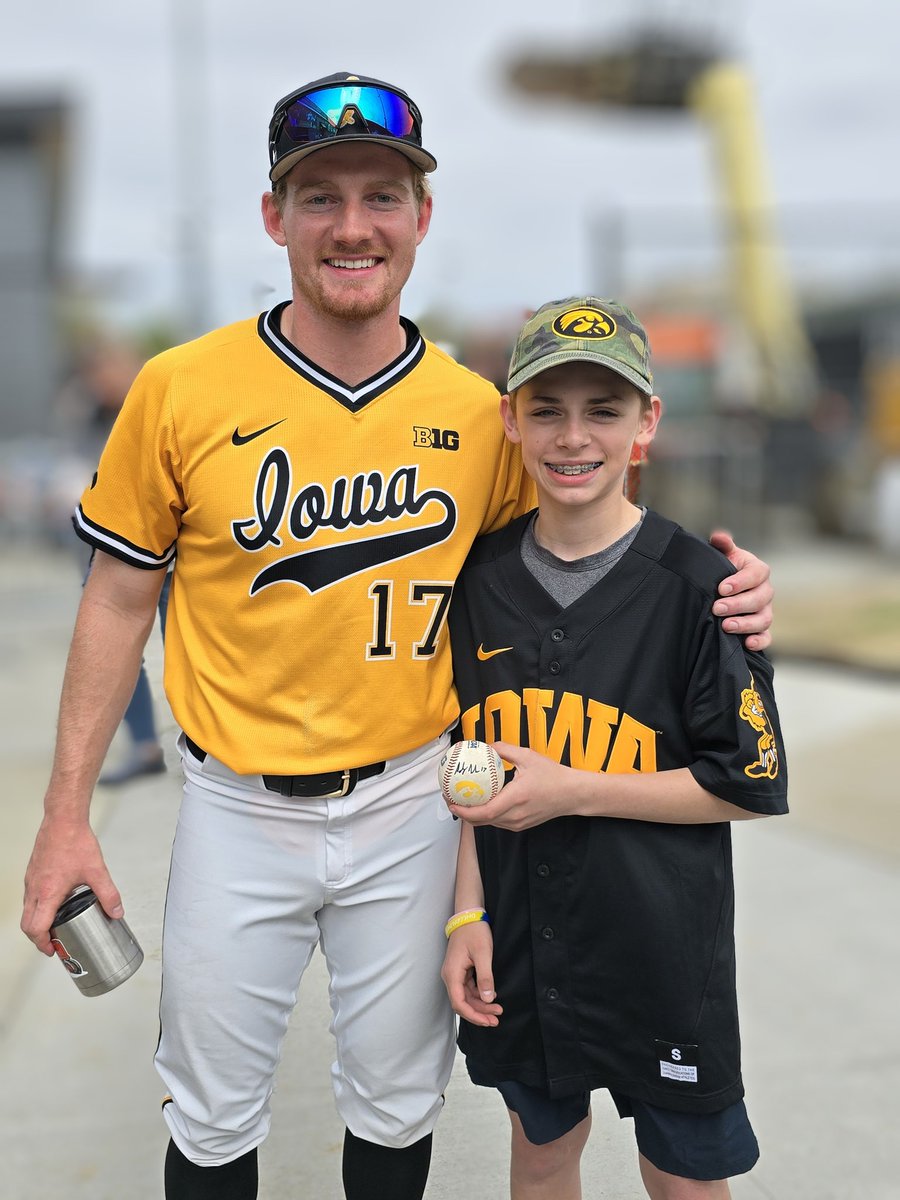 WN Golf (@falcongolfteam) on Twitter photo LOVE seeing Falcons succeed at the next level... Especially at Iowa! This future Falcon even got one of those homerun ⚾️! Thanks for the tickets & autograph <a href="/Andyynelsonnn/">Andy Nelson</a>!
<a href="/AthleticsWNHS/">WNHS Athletics</a>
<a href="/BarstoolUIowa/">Barstool Iowa</a>
GO HAWKS! LOVE seeing Falcons succeed at the next level... Especially at Iowa! This future Falcon even got one of those homerun ⚾️! Thanks for the tickets & autograph <a href="/Andyynelsonnn/">Andy Nelson</a>!
<a href="/AthleticsWNHS/">WNHS Athletics</a>
<a href="/BarstoolUIowa/">Barstool Iowa</a>
GO HAWKS!