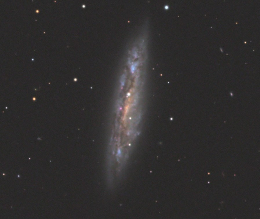 M97星雲＆M108銀河
同一写野にそれぞれ浮かぶのもいいですが、拡大すると違う表情が見えて面白いです。
強烈にあぶり出すとM97の周りに淡いガスがあることがわかりますが、このシステムでは厳しい…
FF130APO＋AM5　ASI1600MMPro（-20℃）BaaderLRGB　L⁼180×60,RGB⁼各180×10（計4.5時間）