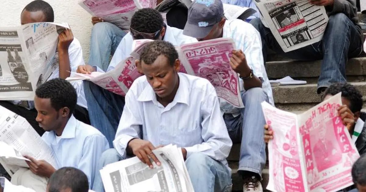 Wazemaradio's tweet photo. #WordpressFreedomDay #WPFD2025 

ዓለማቀፉ ድንበር የለሽ ጋዜጠኞች ቡድን (አር ኤስ ኤፍ) ዛሬ ባወጣው ዓመታዊ የጋዜጠኝነት ነጻነት ሪፖርት ኢትዮጵያን ከ180 አገራት 145ኛ ደረጃ ላይ አስቀምጧታል። ኢትዮጵያ ባለፈው የፈረንጆች ዓመት በድርጅቱ ሪፖርት ከ180 አገራት 141ኛ ላይ የነበረች ሲኾን፣ ዘንድሮ ግን በአራት ደረጃዎች ወደ ታች ተንሸራታለች። ዘንድሮ ከዓለም አግፕራት የመጨረሻውን 180ኛ ደረጃ የያዘችው ኤርትራ ናት። አሜሪካን ጨምሮ በዓለም ዙሪያ የፕሬስ ነጻነት ዘንድሮ በከፍተኛ ደረጃ ማሽቆልቆሉን የገለጠው ድርጅቱ፣ ሪፖርት ማውጣት ከጀመረበት ጊዜ አንስቶ ለመጀመሪያ ጊዜ የፕሬስ ነጻነት በዓለም ዙሪያ "በአስቸጋሪ ሁኔታ" ውስጥ ይገኛል ሲል ፍረጃውን አስቀምጧል። የድርጅቱ ሪፖርት፣ በበርካታ አገራት ጋዜጠኞችና የመገናኛ ብዙኀን ተቋማት ከፍተኛ የኢኮኖሚ ቀውስ ውስጥ እንደሚገኙም ጠቅሷል። [ዋዜማ]