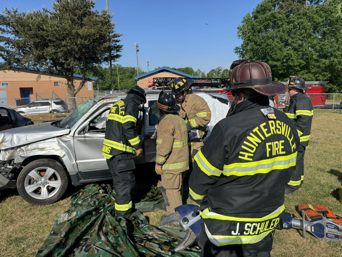 Huntersville_FD's tweet photo. At the invitation of our friends at @HPDNC, in partnership we with Mothers Against Drunk Driving (MADD) we were able to attend &amp; assist with the North Mecklenburg High School’s Prom Promise—a commitment to make safe, smart choices during prom season.

#PromPromise #MADD #NMHS https://t.co/wHeq9eMsrn