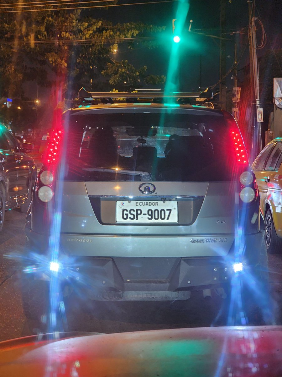 RedDotNick's tweet photo. @EmergenciasEc carro con luces prohibidas https://t.co/7y1alTdtOm