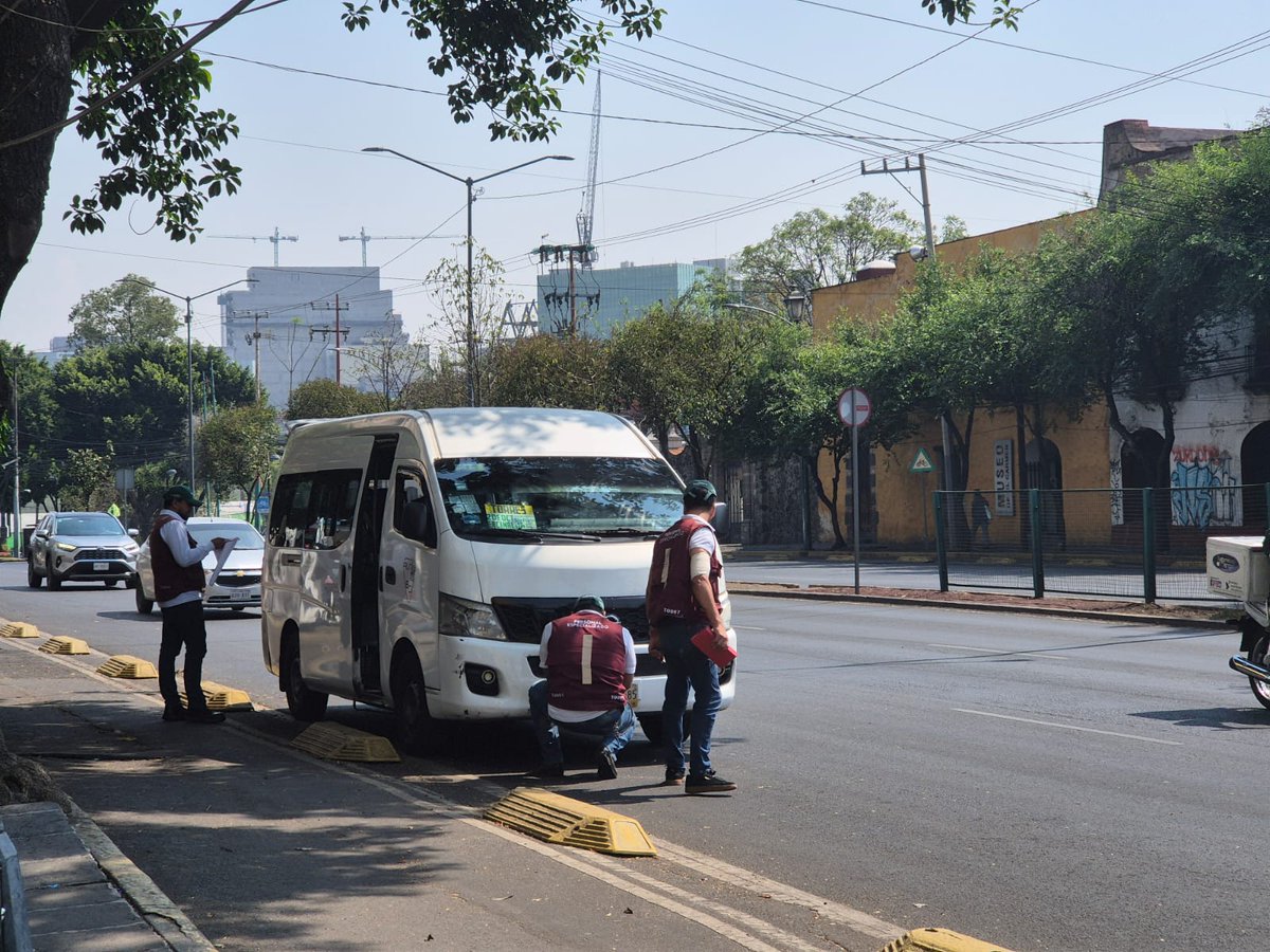 inveacdmx's tweet photo. En respuesta a denuncias ciudadanas, el personal del #INVEA en coordinación con @LaSEMOVI y elementos de la @SSC_CDMX , llevó a cabo la verificación a unidades de transporte de la #Ruta60 en la alcaldía #ÁlvaroObregón. Durante el operativo, se identificó que estas se encontraban en malas condiciones; algunas unidades tenían modificaciones que no se alinean a las reglas de operación. En el #INVEA continuamos trabajando para que tengas una movilidad de calidad.