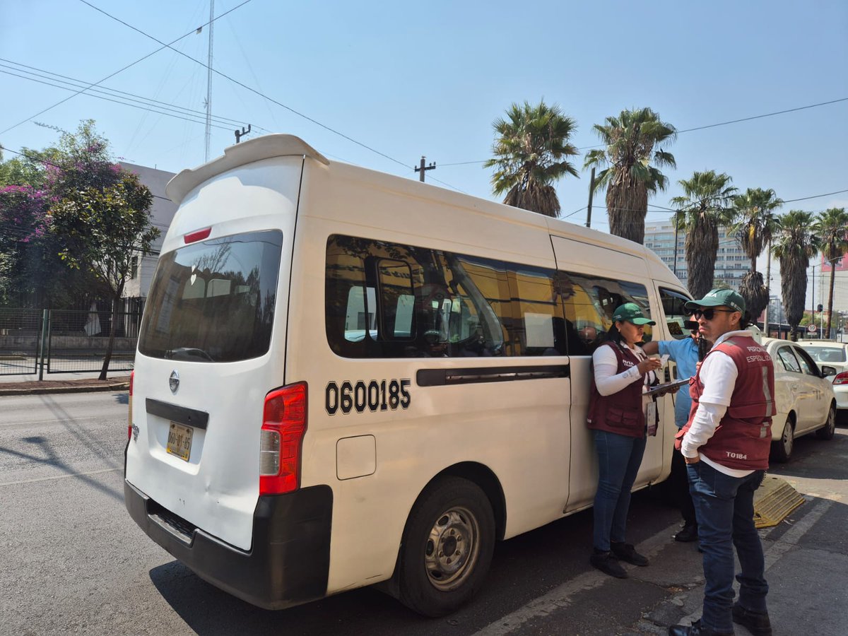 inveacdmx's tweet photo. En respuesta a denuncias ciudadanas, el personal del #INVEA en coordinación con @LaSEMOVI y elementos de la @SSC_CDMX , llevó a cabo la verificación a unidades de transporte de la #Ruta60 en la alcaldía #ÁlvaroObregón. Durante el operativo, se identificó que estas se encontraban en malas condiciones; algunas unidades tenían modificaciones que no se alinean a las reglas de operación. En el #INVEA continuamos trabajando para que tengas una movilidad de calidad.
