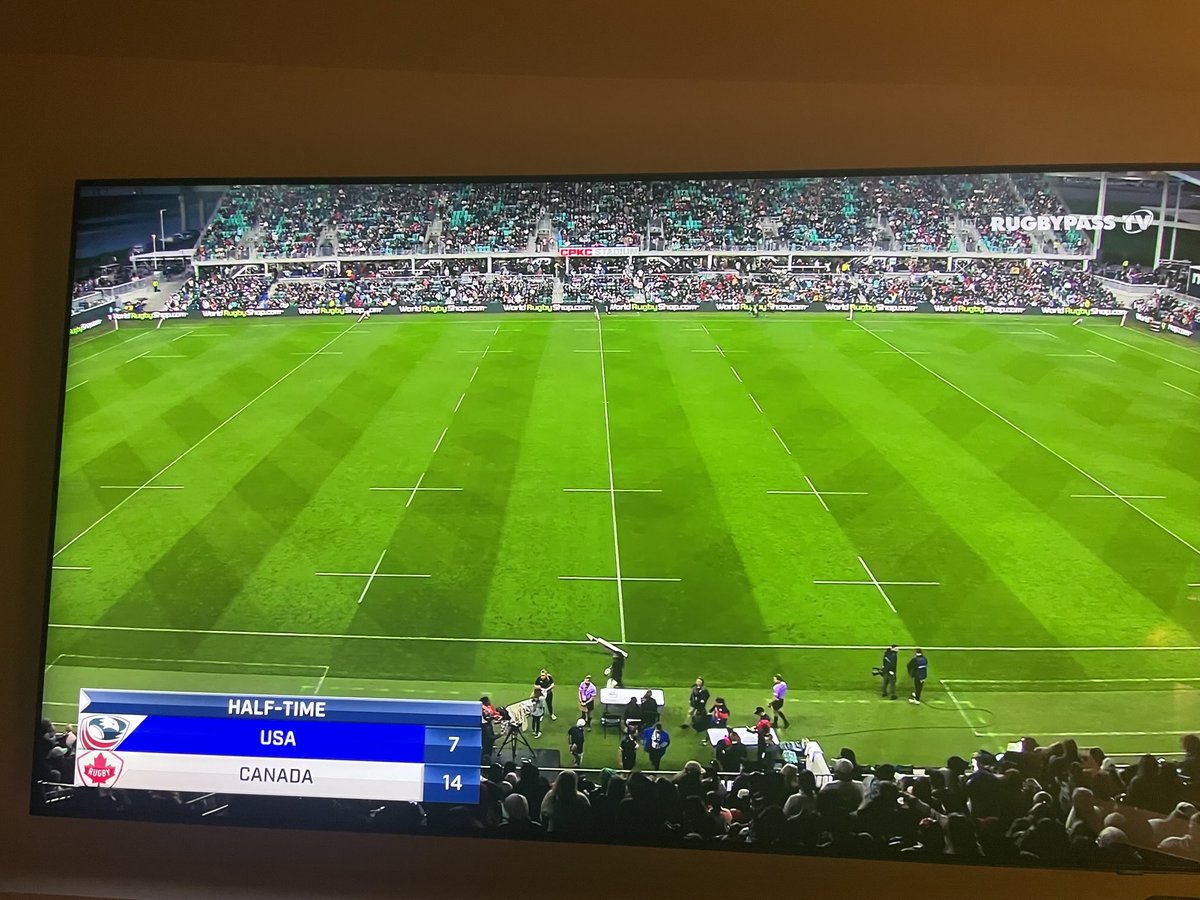 Amazing sold-out Stadium and Crowd for ⁦<a href="/USARugby/">USA Rugby</a>⁩ Women - Lets go USA in the second half!