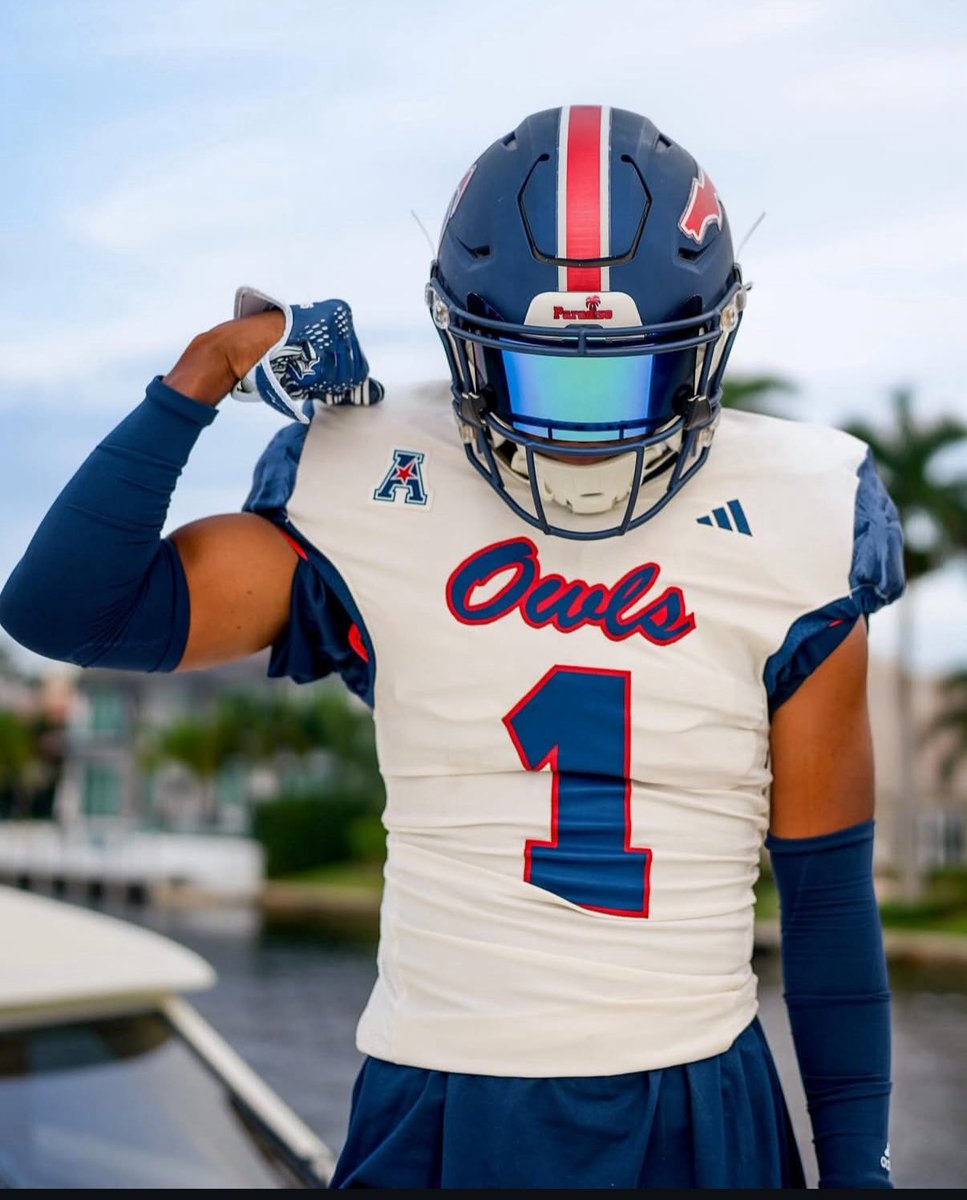 Justinbarr7_'s tweet image. Blessed to receive an offer from Florida Atlantic University !! π¦π #blessed #GoOwls @CoachDJ_WRA @CoachMurray_Z6 @BigHotrod88 @TheUCReport @JerryRecruiting @FAUFootball @glenn_horace