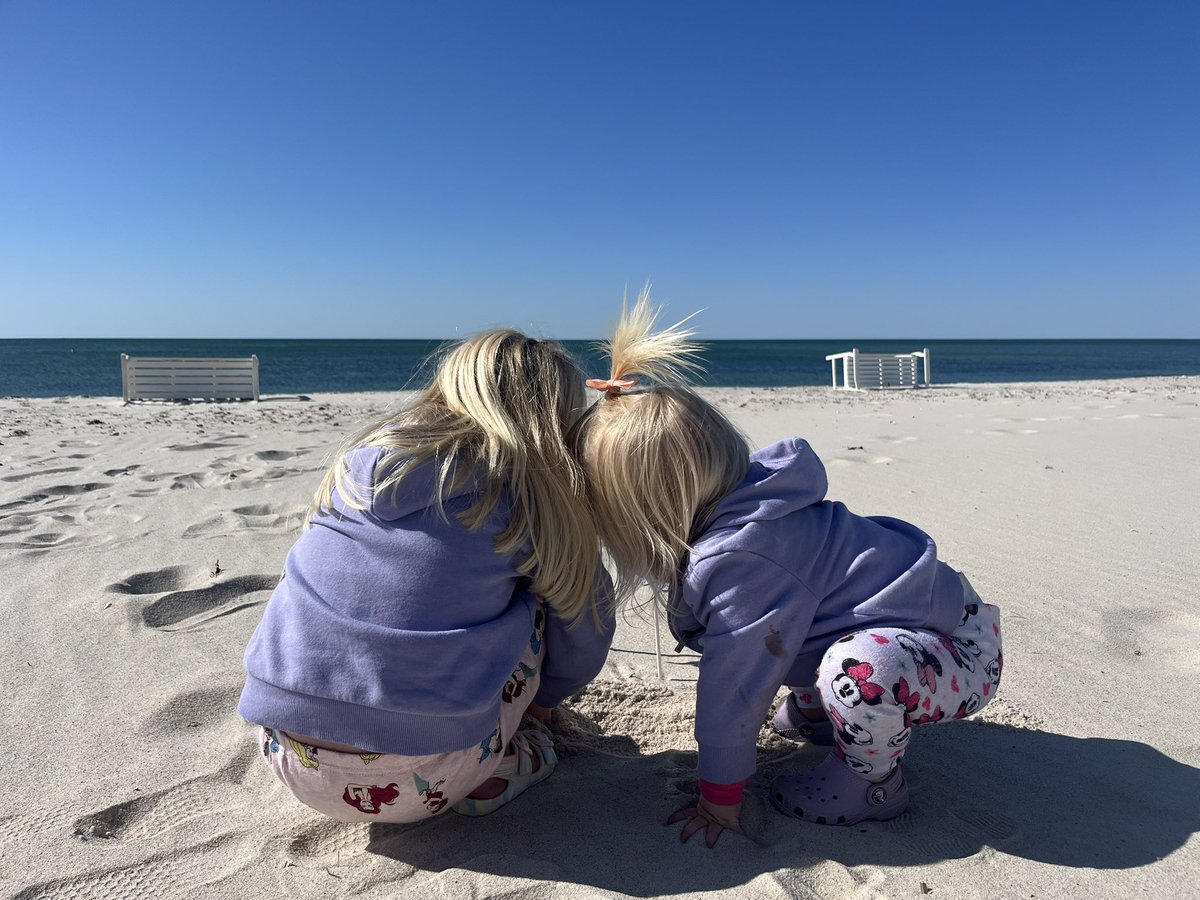 LexieOConnorWX's tweet image. From playing on the beach in pajamas to exploring until golden hour, had SUCH a great week at the Cape with my family! 

Trips to Cape Cod are always special, but we really lucked out with weather this time! 🌅🌊

#CapeCod #springgetaway