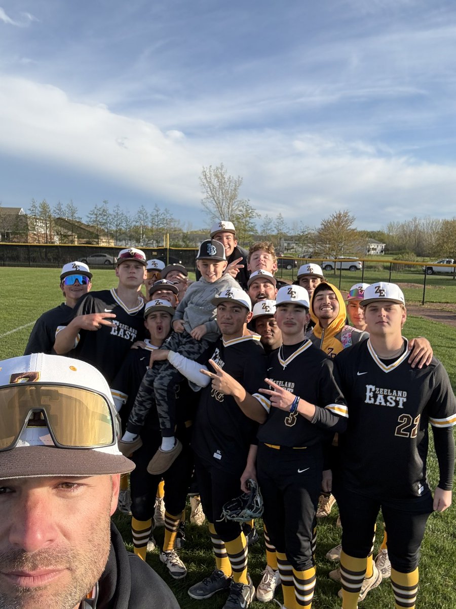 Sweep selfie! The Chix take three from the Dux. Wild a fun game but the boys found a way! #zebaseball