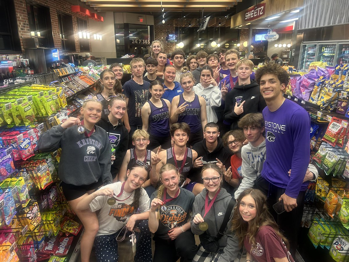 Meet was cancelled after the 300H and our boys were well on their way to winning the meet. Girls also had a great night. Didn’t stop our athletes from having a great time tonight💪