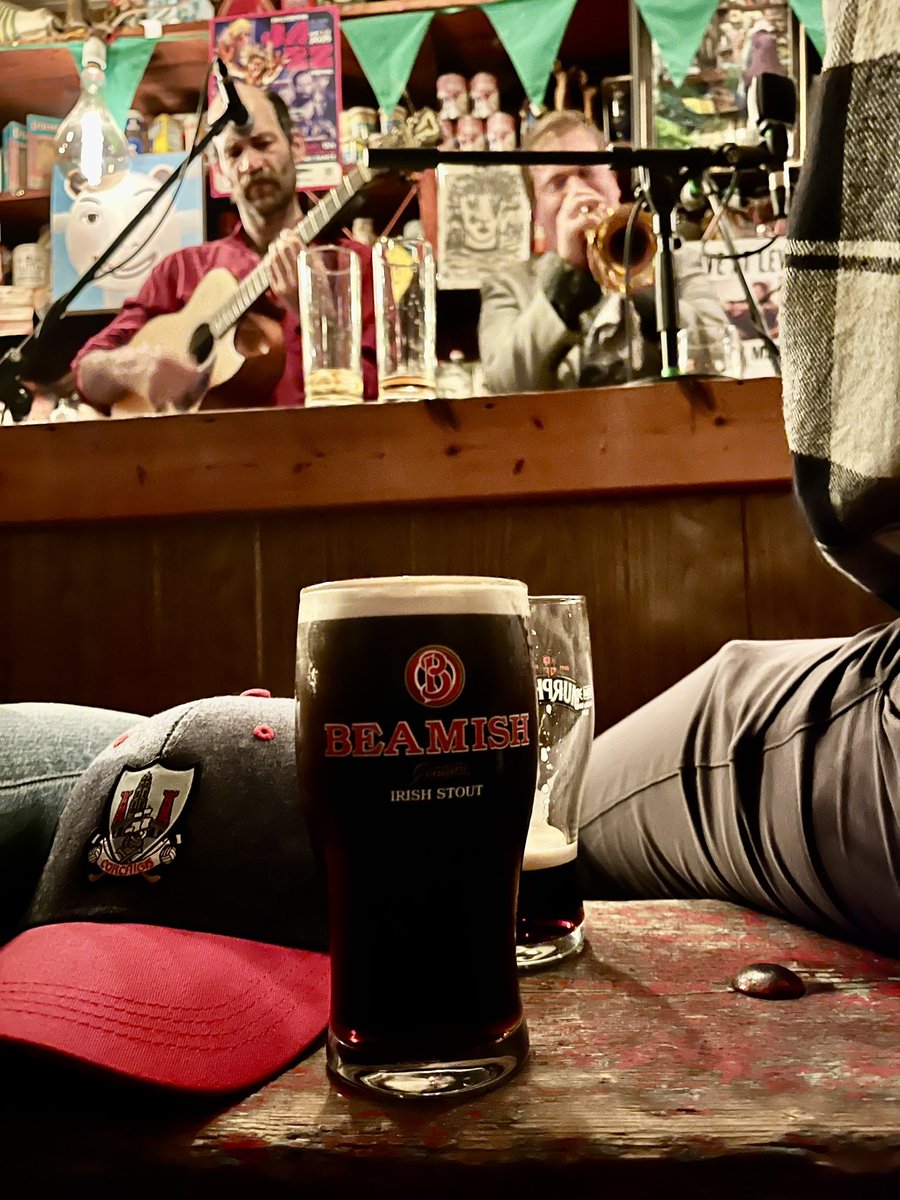 Bilcro's tweet photo. #WeekendBeers rolled on with an 4.1% Irish stout’ from @Beamish_Stout at @LevisBallydehob for the Jazz. Toasty malted deliciousness. Yum.! 😋
Sláinte!🍻
@fennaldo @keefmullin @j_k357 @PaulOBrien10 @antrim_man @pcr123 @CorkBeer @mjpm67 @Imagicranium @whiskytip @craftbeersoflre https://t.co/IJUFM9VGCd