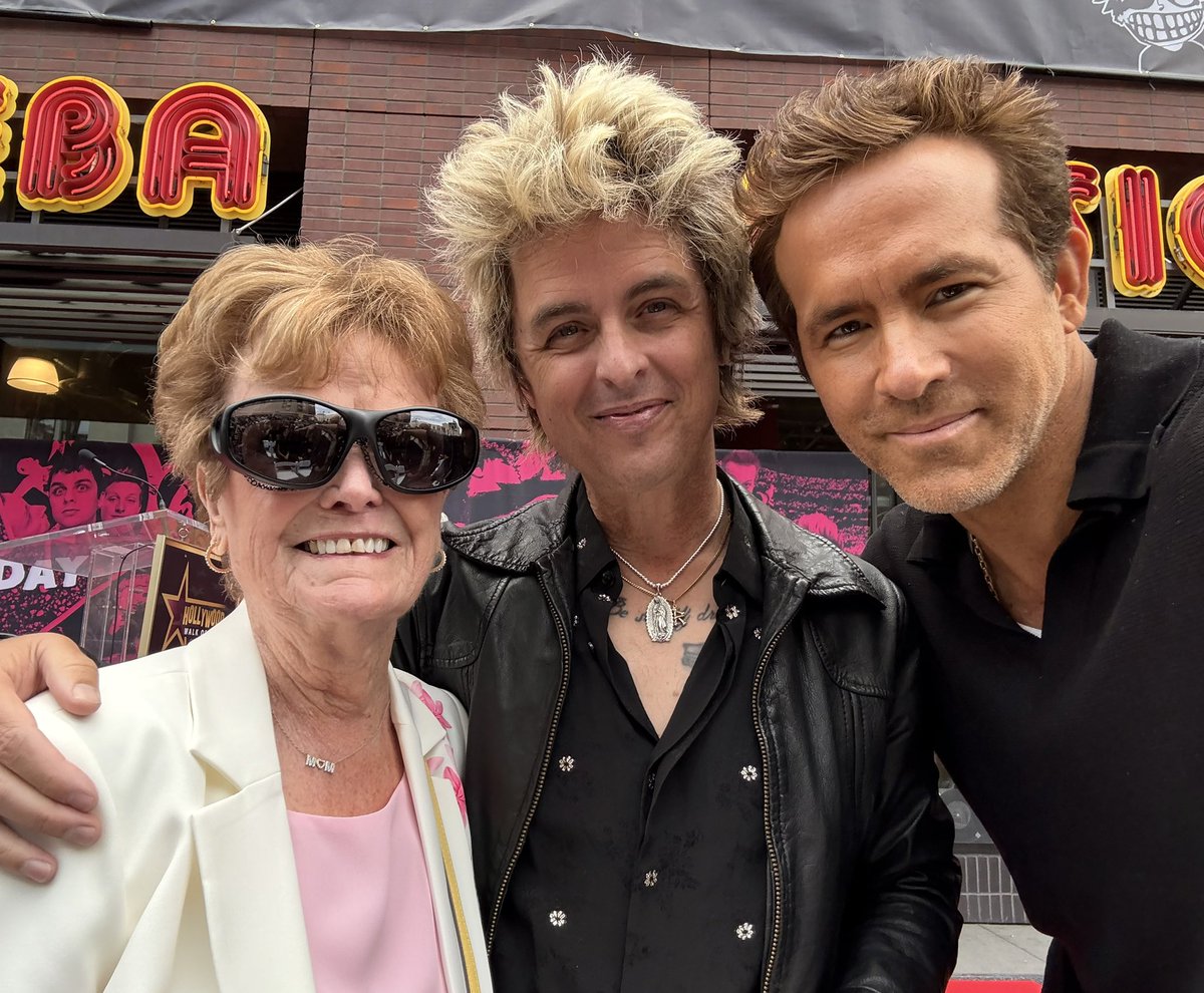 VancityReynolds's tweet image. To say I had the time of my life speaking in honour of @GreenDay and their contribution to music would be an understatement. And a little cliche. So instead I’ll just say congratulations and a massive thank you to Billie Joe — who has been so gracious to @Wrexham_AFC and team…