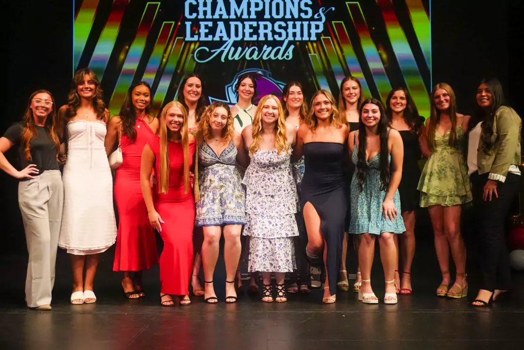 Check out more scenes 📸 from last night’s Champions &amp; Leadership Awards!  #IUN #TheRedHawkWay 

iunredhawks.com/galleries/mens…