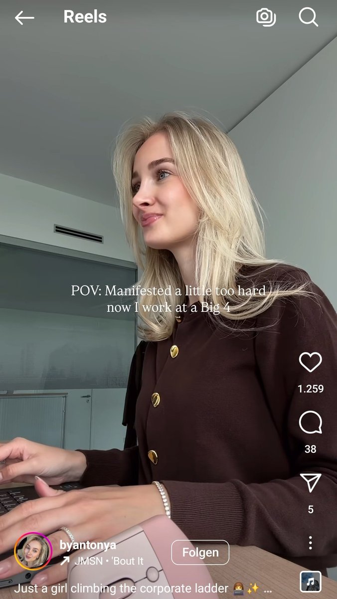 Sie hat einfach manifestiert zu arbeiten