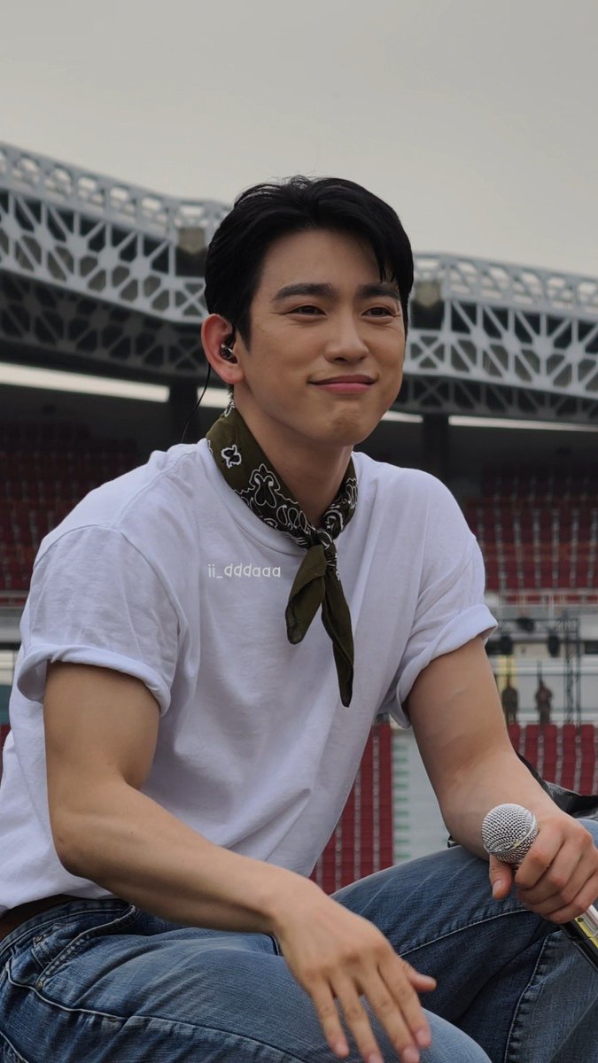 Naan_dar's tweet photo. ขนาดแคปจากวีดีโอยังหล่อสะอาด อาบน้ำวันละล้านแปดรอบ

#GOT7inราชมัง #GOT7_NESTFESTinBKK_Day1 #GOT7_NESTFESTinBKKDay1  #GOT7inRAJAMANGALA #Jinyoung #진영 #박진영  #갓세븐 #GOT7 https://t.co/mx4mP0QwVt