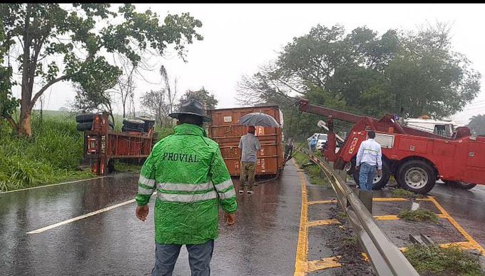 Un accidente en horas de la mañana tiene bloqueada la ruta al atlantico. Más de 7 hrs desde que llegaron las grúas. <a href="/ProvialOficial/">PROVIAL-CIV</a> Guatemala se bloquea sola! Los agentes de provial no son más que espectadores.