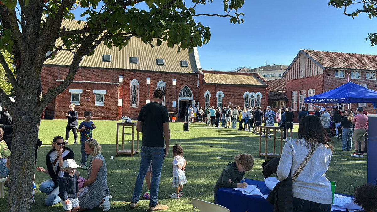 michael_c_h_o's tweet image. Voting in Australia comes with sausages, ice cream, a band, and face painting for kids 😍