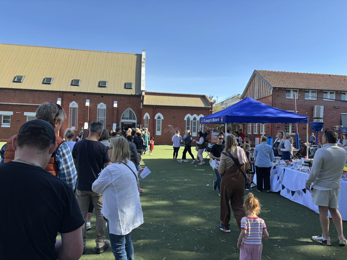 michael_c_h_o's tweet image. Voting in Australia comes with sausages, ice cream, a band, and face painting for kids 😍