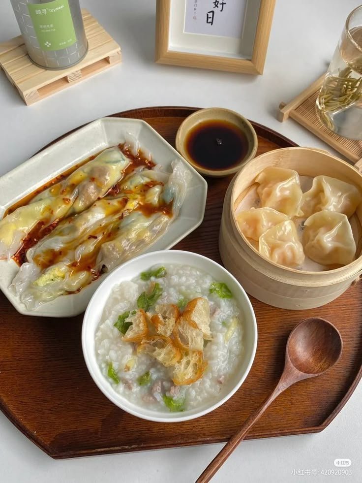 reckIewss's tweet image. Padahal aku sendiri yang minta sarapan bubur karena ngidam dari semalam. Tapi begitu udah disiapin perut malah mual banget dan berakhir cuma makan satu sendok.