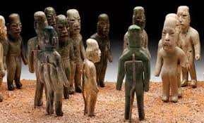 panda_profesor's tweet image. Cónclave político.
La Ofrenda 4 de La Venta es una de las obras más interesantes de la cultura #olmeca. Se trata de un grupo de 15 figurillas de piedra verde que simbolizan a seres humanos que rodean a una figura similar, pero elaborada con piedra de baja calidad. 
#arqueologia