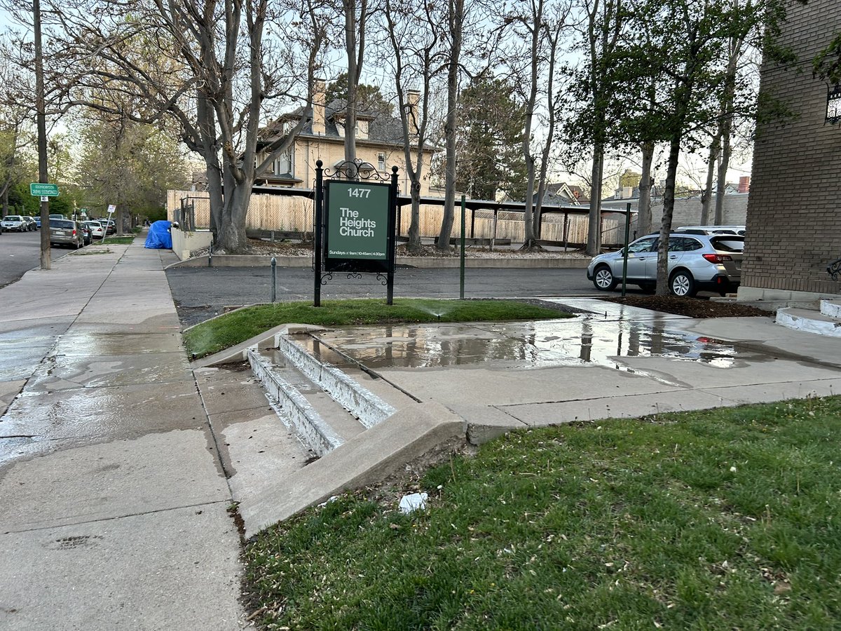_nyrat's tweet photo. .@theheightsden please stop wasting water! You’re breaking the city’s water laws. Please! https://t.co/A7VFcUFcGQ