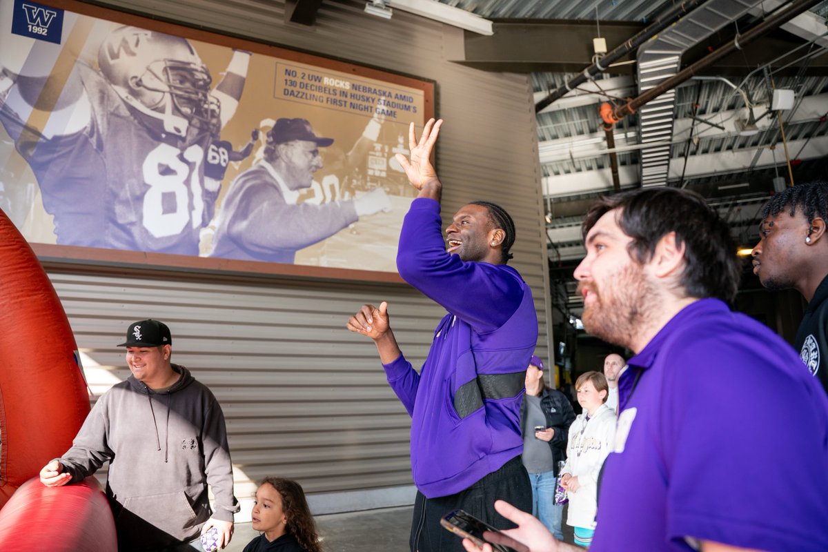 Washington Men's Basketball (@uw_mbb) on Twitter photo Thanks to all that came to see us during Dawgs After Dark!
<a href="/r2rzoom/">Zoom Diallo</a> x <a href="/franckkepnang/">Franck Kepnang</a> Thanks to all that came to see us during Dawgs After Dark!
<a href="/r2rzoom/">Zoom Diallo</a> x <a href="/franckkepnang/">Franck Kepnang</a>
