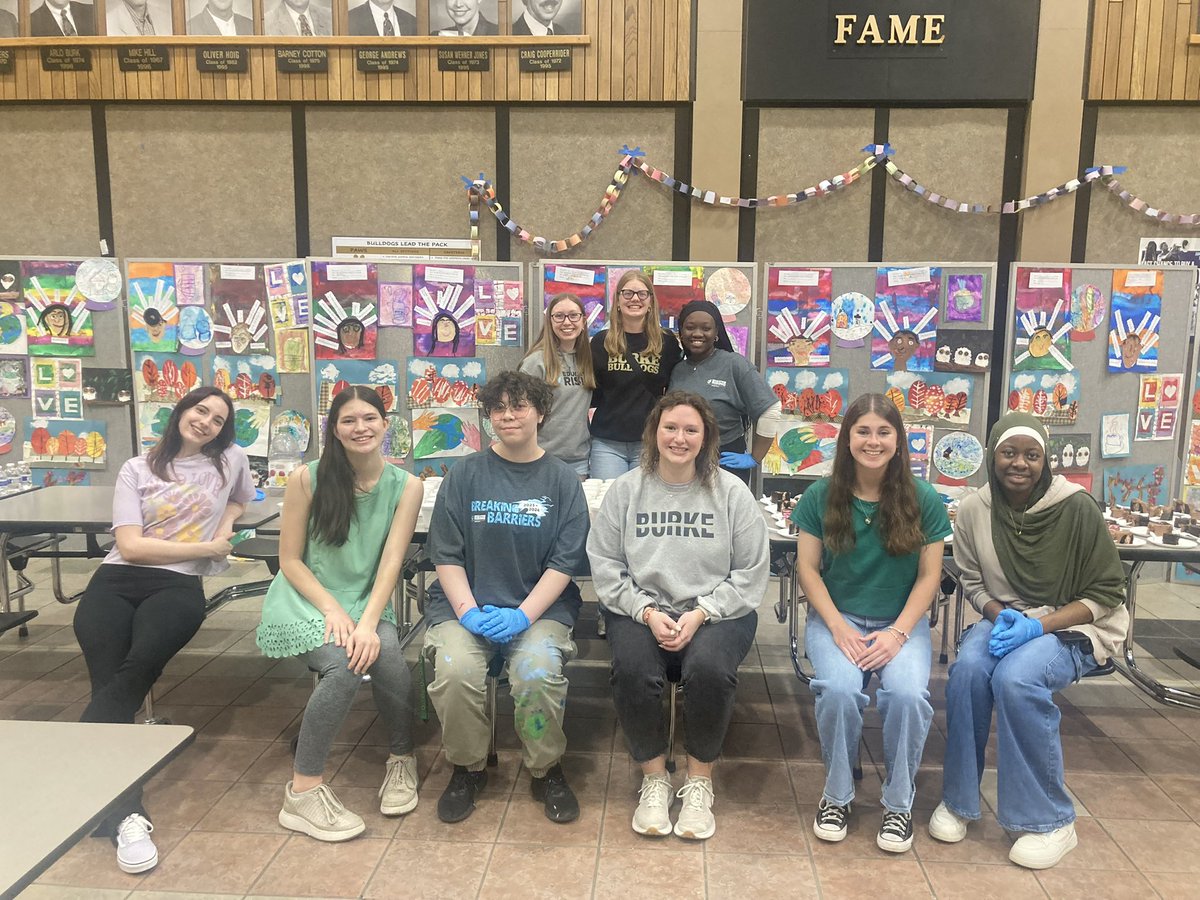 BHSedrising's tweet image. Thank you to our Burke Ed Rising Members for helping with the reception cake, lemonade, and decorations for our Rockstar Musical tonight, Trolls!! We are SO proud of our Rockstars and Burke Theatre!! Way to go!! 🖤💛🍎