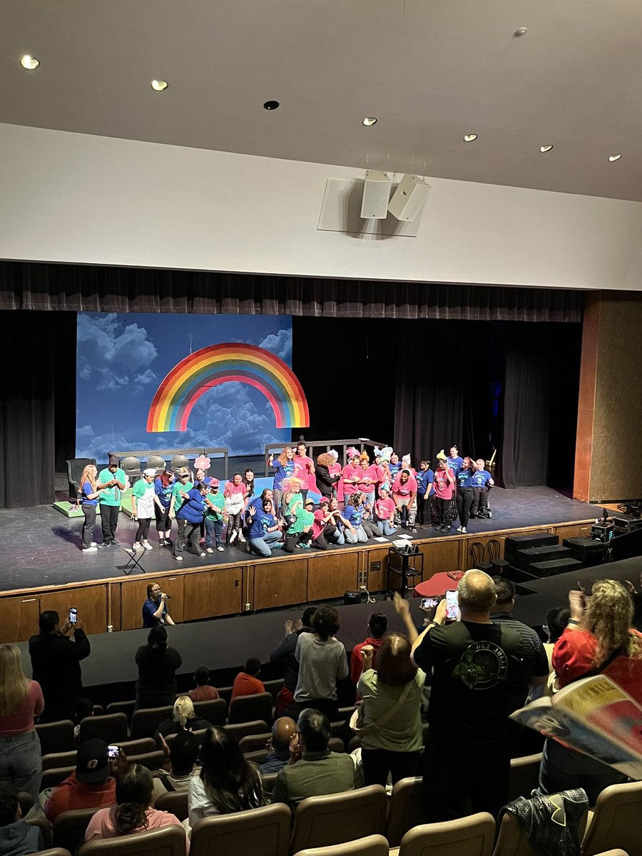 BHSedrising's tweet image. Thank you to our Burke Ed Rising Members for helping with the reception cake, lemonade, and decorations for our Rockstar Musical tonight, Trolls!! We are SO proud of our Rockstars and Burke Theatre!! Way to go!! 🖤💛🍎