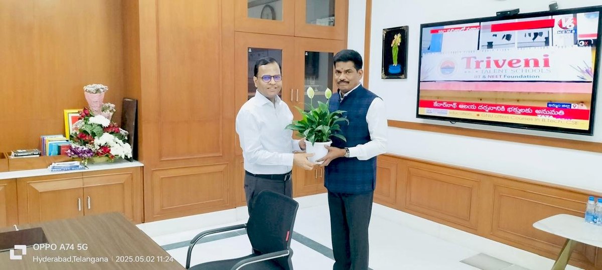 Shri Anand Devulapally, CSS, Protector of Emigrants, Hyderabad, M/o External Affairs, Govt. of India, called on Shri K. Ramakrishna Rao, IAS, Chief Secretary to the Govt. of Telangana, to convey greetings and briefly mention emigration matters.